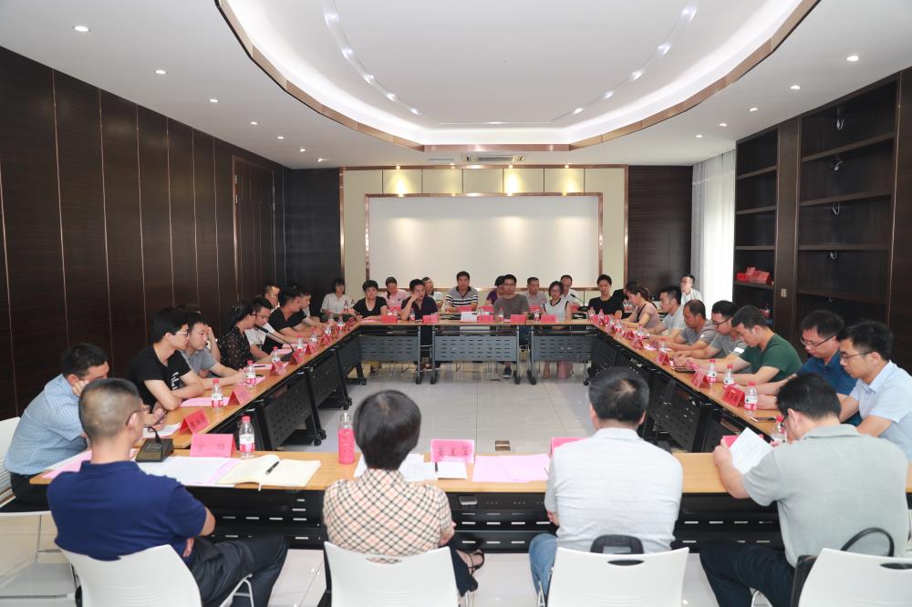 由（縣委常委、政法委書記）官雄主持、黃美萍（縣委書記）蘇建旗（縣長）參加“村企結對、真情幫扶”簽約授牌儀式、