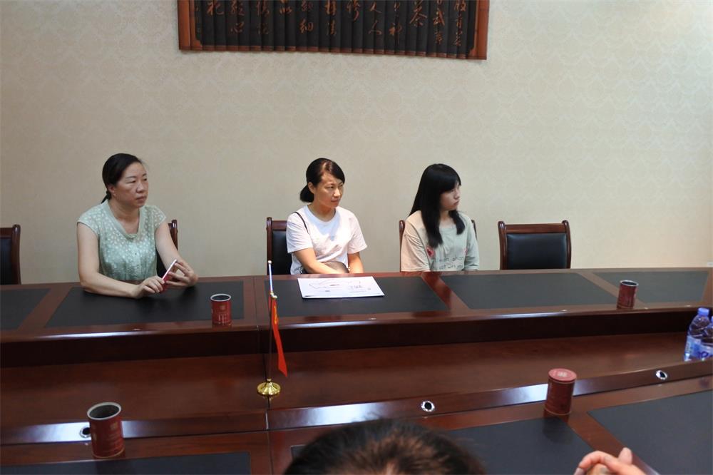 知識改變?nèi)说拿\，公司職工子女考上大學(xué) 單位頒發(fā)助學(xué)金