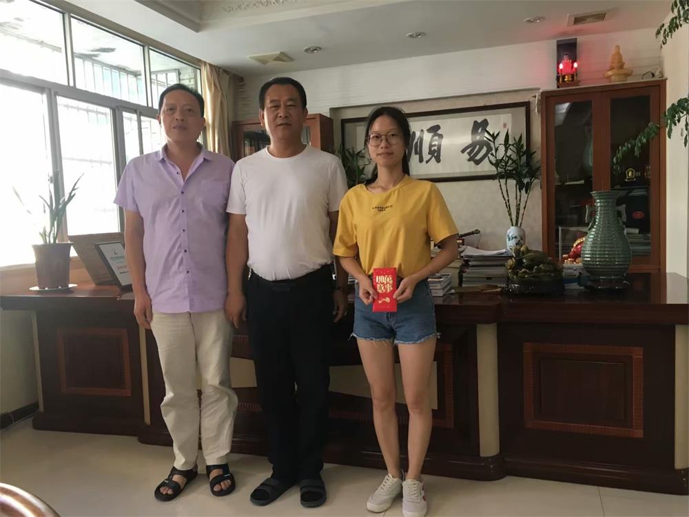 知識改變?nèi)说拿\，公司職工子女考上大學(xué) 單位頒發(fā)助學(xué)金