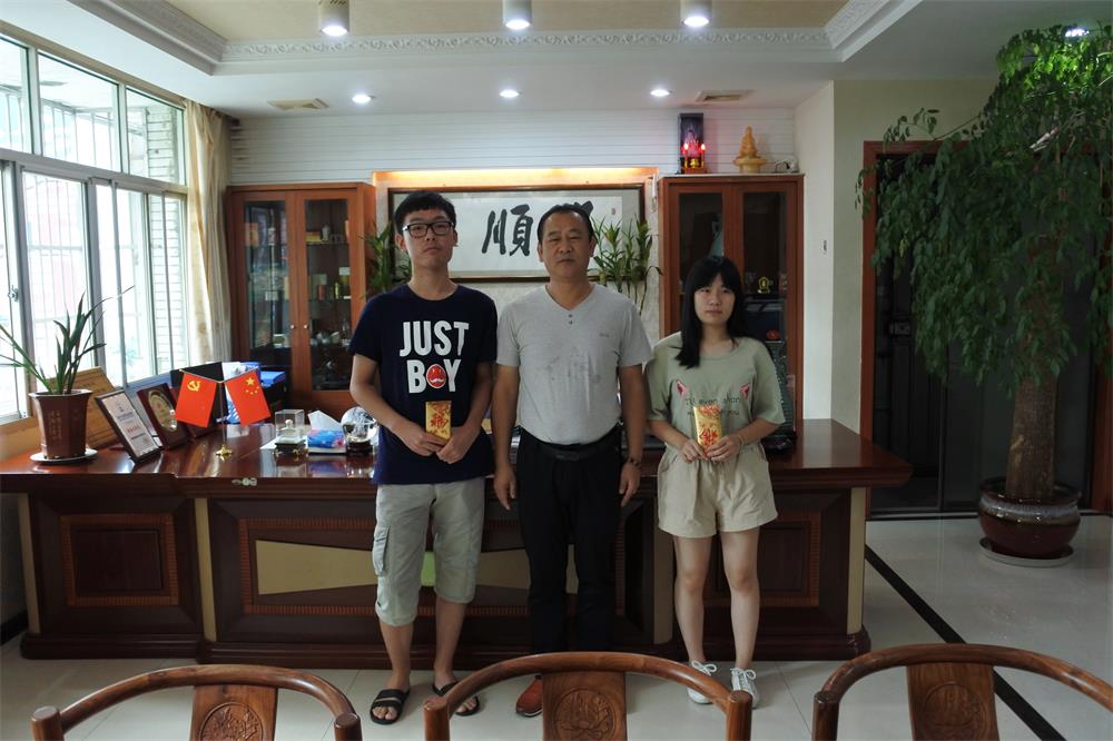 知識改變?nèi)说拿\，公司職工子女考上大學(xué) 單位頒發(fā)助學(xué)金